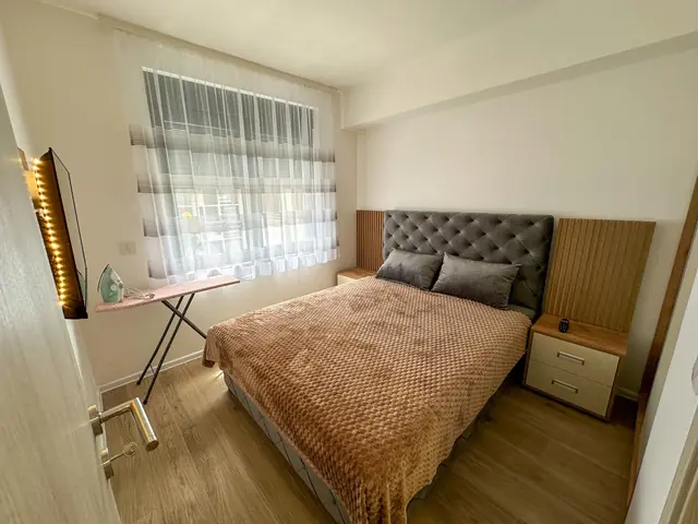 Stan na dan Kragujevac – Centar – trosoban A: spavaća soba sa bračnim krevetom