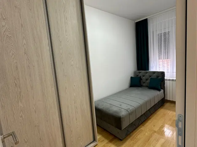 Stan na dan Kragujevac – Centar – trosoban B: spavaća soba