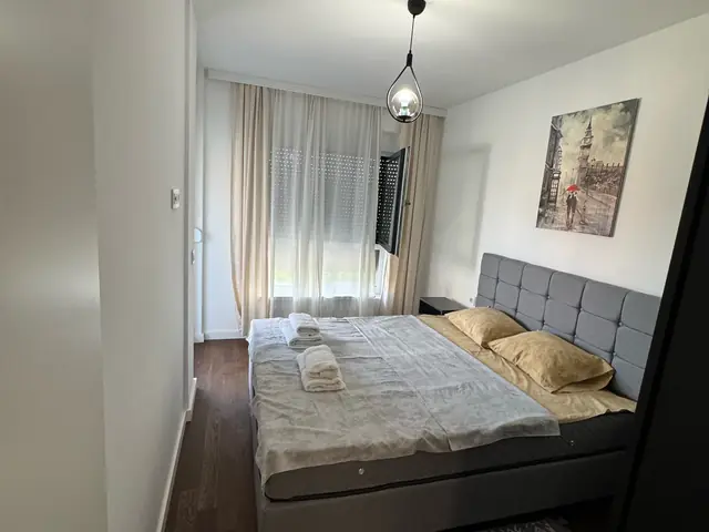Stan na dan Kragujevac – Tesla Palace – jednosoban B: spavaća soba