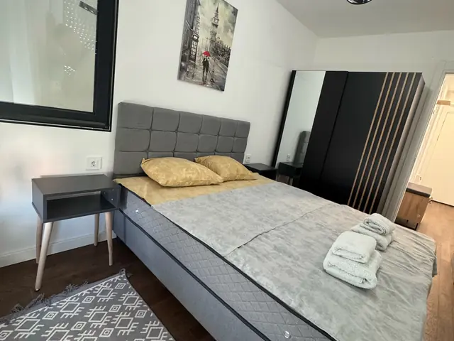 Stan na dan Kragujevac – Tesla Palace – jednosoban B: spavaća soba